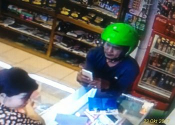 Hati-hati dengan Pria ini, Pura-Pura Beli HP namun Mencuri. Aksinya terekam CCTV…