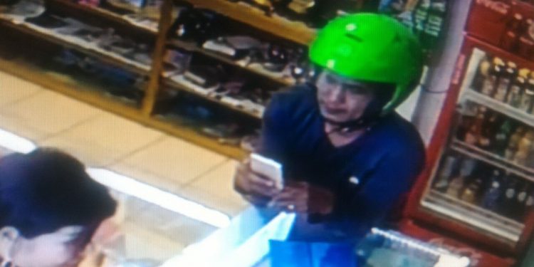 Hati-hati dengan Pria ini, Pura-Pura Beli HP namun Mencuri. Aksinya terekam CCTV… Hati-hati dengan Pria ini, Pura-Pura Beli HP namun Mencuri. Aksinya terekam CCTV…