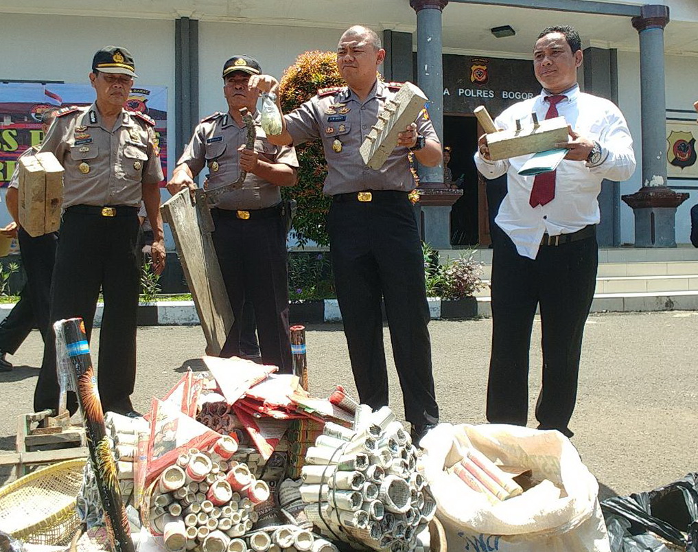 Puluhan Ribu Petasan Dimusnahkan Pasca Ledakan Gudang Petasan Kosambi...