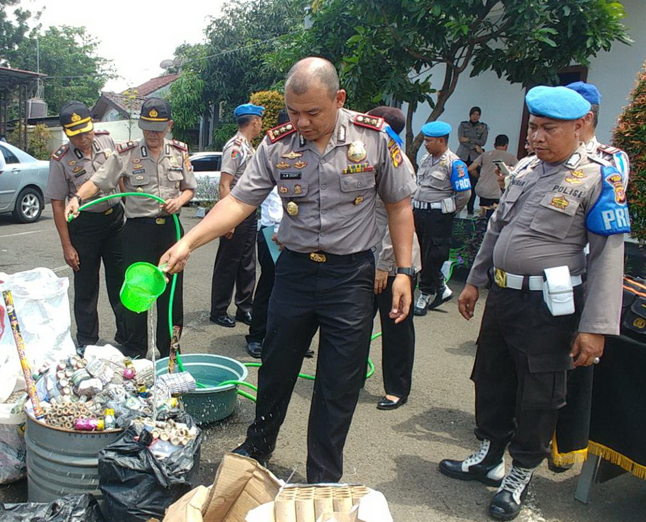 Puluhan Ribu Petasan Dimusnahkan Pasca Ledakan Gudang Petasan Kosambi...