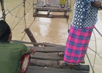 Seorang Pelajar SMP Hilang Diseret Arus Akibat Terjatuh Dari Jembatan. Sempat Ditarik temannya namun tak tertolong...