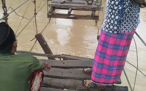 Seorang Pelajar SMP Hilang Diseret Arus Akibat Terjatuh Dari Jembatan. Sempat Ditarik temannya namun tak tertolong... Seorang Pelajar SMP Hilang Diseret Arus Akibat Terjatuh Dari Jembatan. Sempat Ditarik temannya namun tak tertolong...