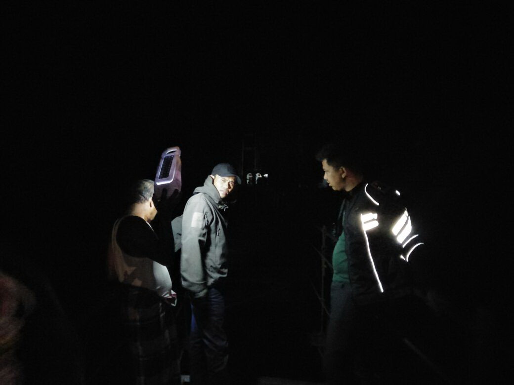 Seorang Pelajar SMP Hilang Diseret Arus Akibat Terjatuh Dari Jembatan. Sempat Ditarik temannya namun tak tertolong... Seorang Pelajar SMP Hilang Diseret Arus Akibat Terjatuh Dari Jembatan. Sempat Ditarik temannya namun tak tertolong...