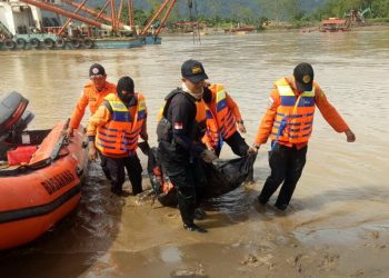Korban Ambrolnya Jembatan Ditemukan Mengambang di Sungai. Kondisinya Bikin Ngeri ...
