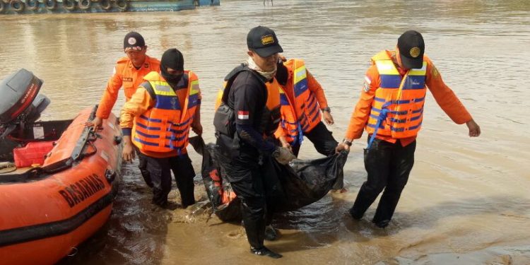 Korban Ambrolnya Jembatan Ditemukan Mengambang di Sungai. Kondisinya Bikin Ngeri ... Korban Ambrolnya Jembatan Ditemukan Mengambang di Sungai. Kondisinya Bikin Ngeri ...