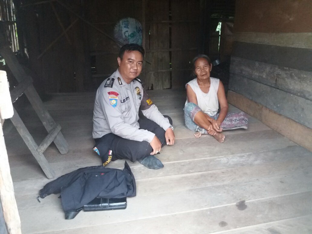 Polisi Berpangkat Bripka ini Sisihkan Gajinya untuk Nenek Sebatangkara
