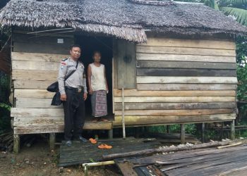 Polisi Berpangkat Bripka ini Sisihkan Gajinya untuk Nenek Sebatangkara