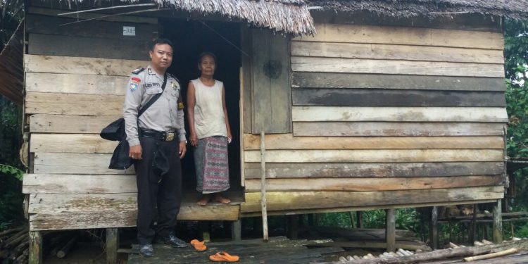Polisi Berpangkat Bripka ini Sisihkan Gajinya untuk Nenek Sebatangkara