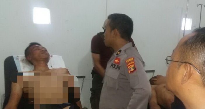 Dua Perampok Nyaris Tewas Dihajar Massa. Sepeda Motornya Dibakar... Dua Perampok Nyaris Tewas Dihajar Massa. Sepeda Motornya Dibakar...