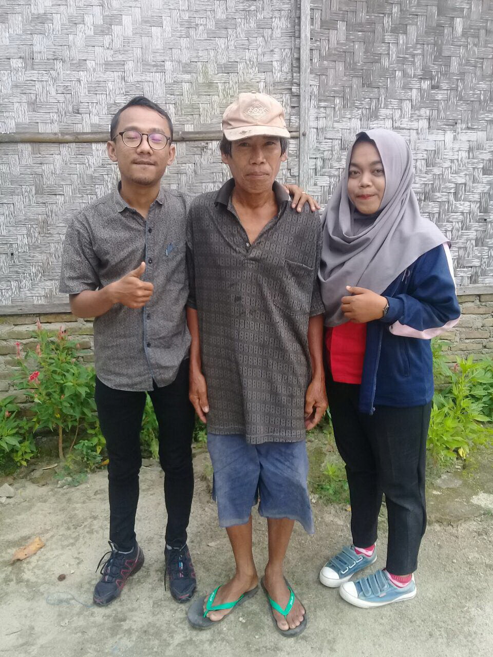 Setiap Hari Paino Kayuh Sepeda Sejauh 10 KM Antar Putrinya Sekolah... Setiap Hari Paino Kayuh Sepeda Sejauh 10 KM Antar Putrinya Sekolah...
