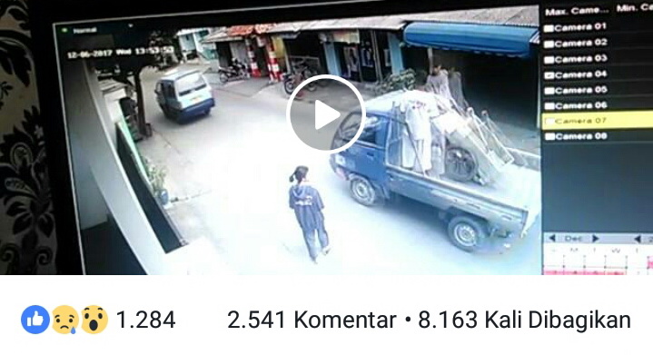 Video Seorang Wanita Terlempar Akibat Ditabrak Pengendara Motor Viral...
