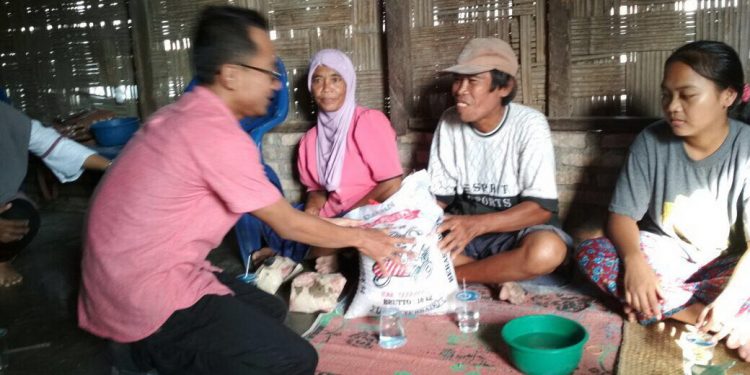Rumbia Family Sambangi Rumah Paino dan Putrinya Miswanty. Semangat Berbagi Anak Muda Jaman Now...