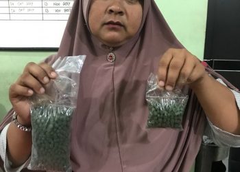 Gawat, Emak-emak Jaman Now Bawa Ribuan Butir Extasi. Dicyduk Polisi Malah Mewek... Gawat, Emak-emak Jaman Now Bawa Ribuan Butir Extasi. Dicyduk Polisi Malah Mewek...