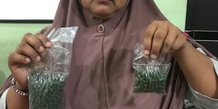 Gawat, Emak-emak Jaman Now Bawa Ribuan Butir Extasi. Dicyduk Polisi Malah Mewek...