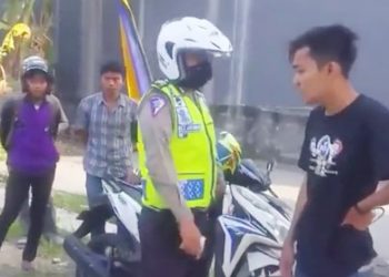 Viral, Dua Polisi Diusir Warga Saat Razia. Ini Videonya...