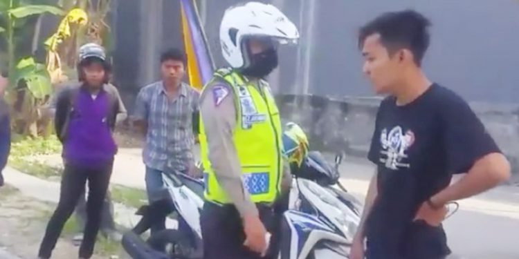 Viral, Dua Polisi Diusir Warga Saat Razia. Ini Videonya...