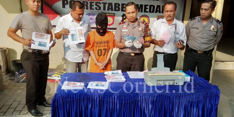 Ketahuan Edarkan Uang Palsu Saat Beli HP, Seorang Mahasisiwa Diringkus Polisi. Modusnya sama untuk setiap aksi... Ketahuan Edarkan Uang Palsu Saat Beli HP, Seorang Mahasisiwa Diringkus Polisi. Modusnya sama untuk setiap aksi...