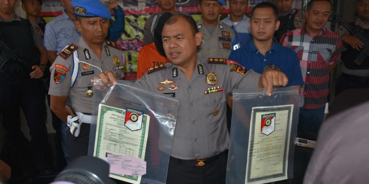 Bikin dan Jual Ijazah Palsu, Harganya hanya Rp1,5 Juta, Pria ini Ditangkap di Rumahnya Bikin dan Jual Ijazah Palsu, Harganya hanya Rp1,5 Juta, Pria ini Ditangkap di Rumahnya