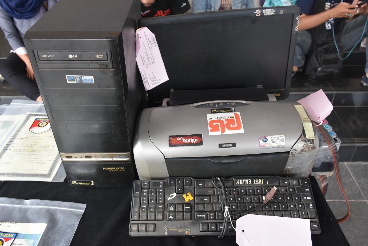 Bikin dan Jual Ijazah Palsu, Harganya hanya Rp1,5 Juta, Pria ini Ditangkap di Rumahnya