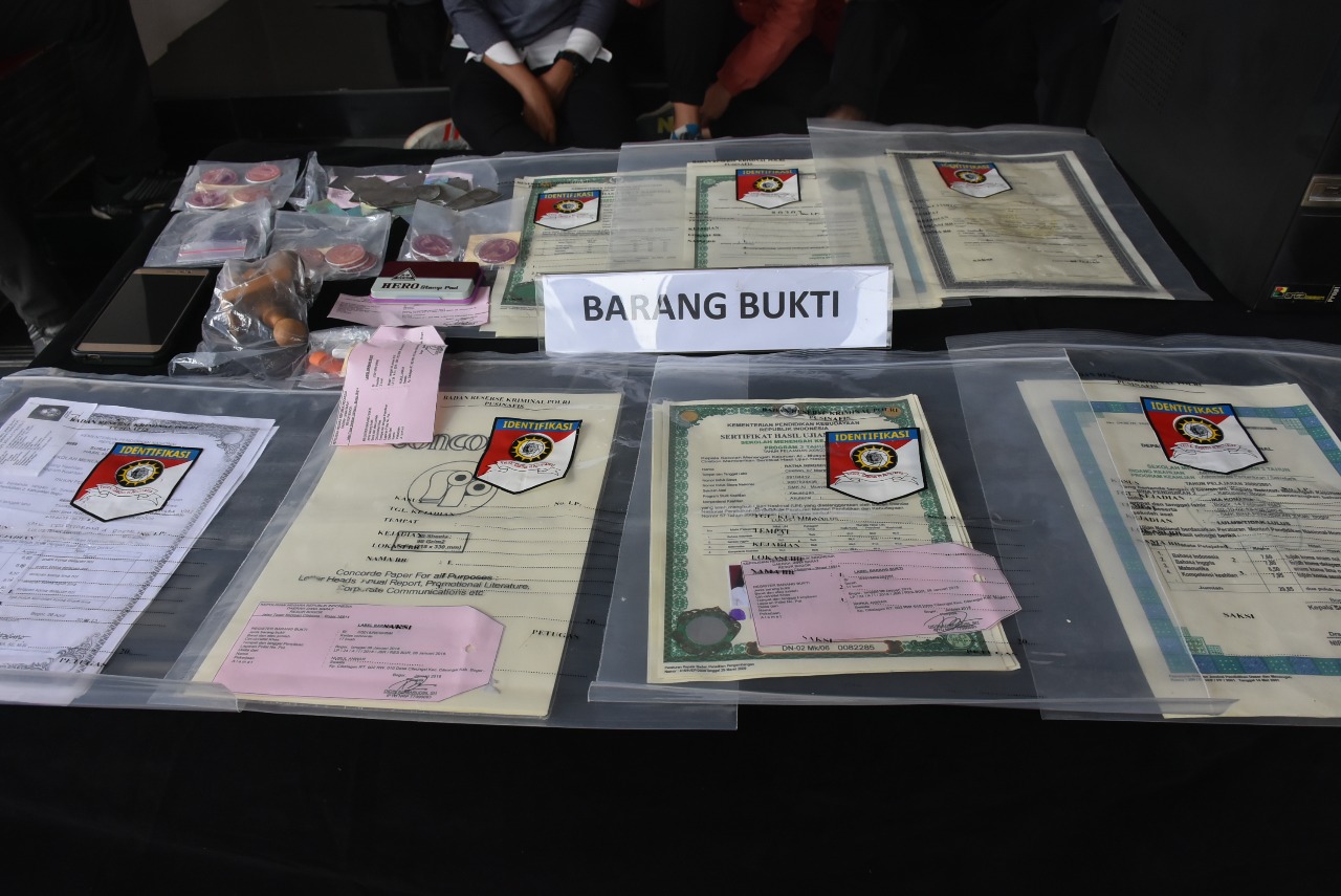 Bikin dan Jual Ijazah Palsu, Harganya hanya Rp1,5 Juta, Pria ini Ditangkap di Rumahnya