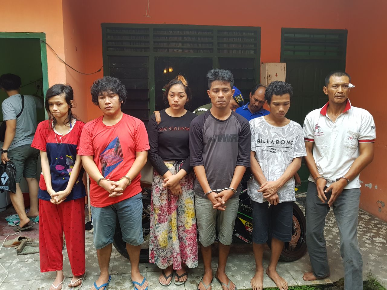Polres Simalungun Obrak-abrik Sarang Narkoba di Siantar. Ada Oknum Anggota TNI yang ikut diamankan... Polres Simalungun Obrak-abrik Sarang Narkoba di Siantar. Ada Oknum Anggota TNI yang ikut diamankan...