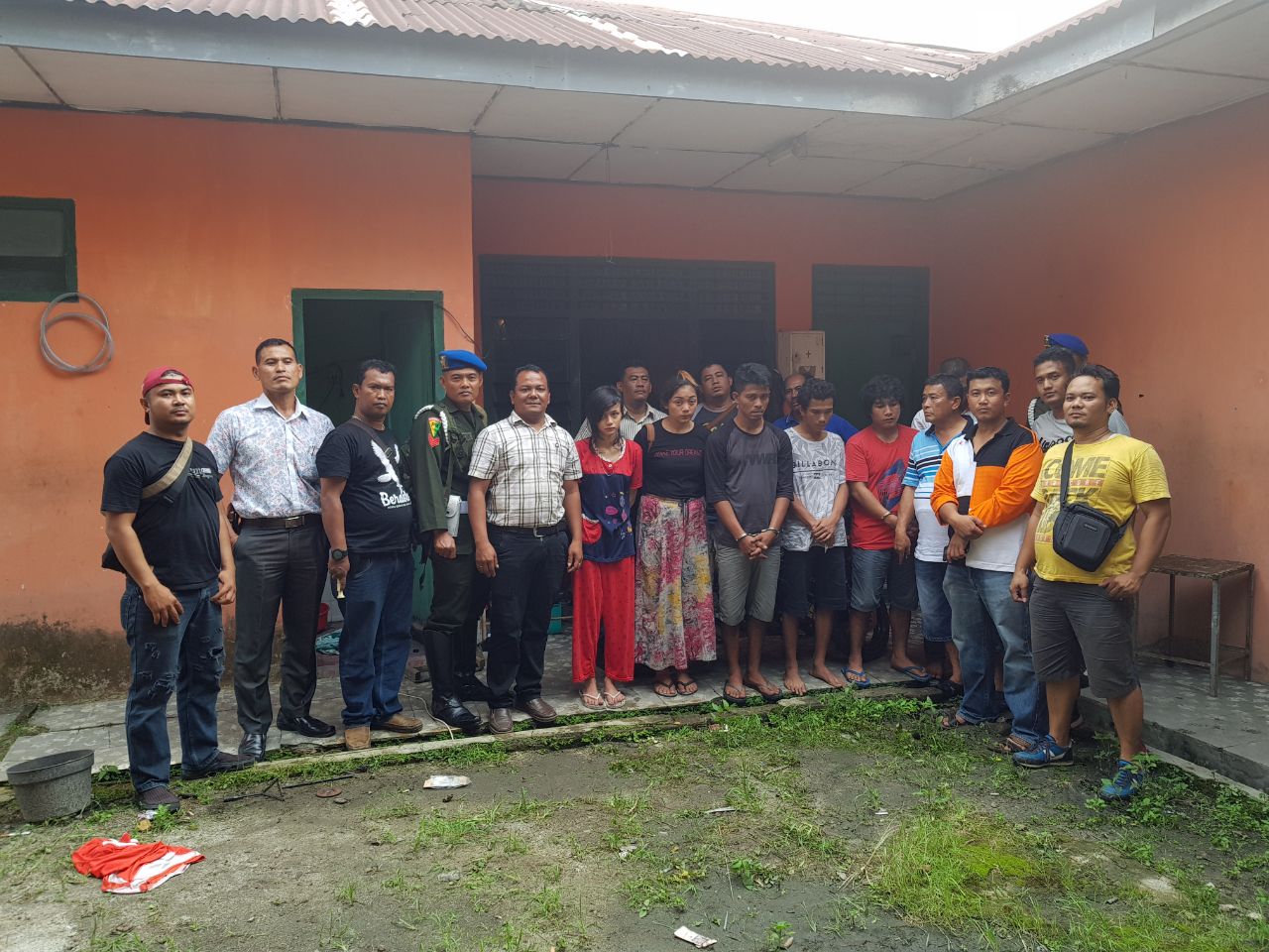 Polres Simalungun Obrak-abrik Sarang Narkoba di Siantar. Ada Oknum Anggota TNI yang ikut diamankan... Polres Simalungun Obrak-abrik Sarang Narkoba di Siantar. Ada Oknum Anggota TNI yang ikut diamankan...