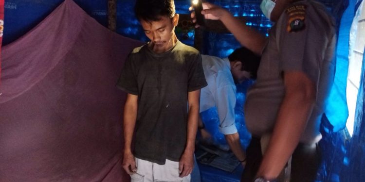 Sempat Ditegur Sering Terlambat Bangun. Esoknya Pria ini Ditemukan Tewas Tergantung ... Sempat Ditegur Sering Terlambat Bangun. Esoknya Pria ini Ditemukan Tewas Tergantung ...