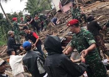 Kopassus Bantu Penanganan Bencana Gempa di Bogor. Jalur ke Cisalimat sudah selesai dibuka
