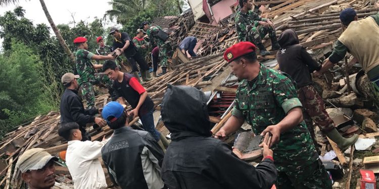 Kopassus Bantu Penanganan Bencana Gempa di Bogor. Jalur ke Cisalimat sudah selesai dibuka Kopassus Bantu Penanganan Bencana Gempa di Bogor. Jalur ke Cisalimat sudah selesai dibuka