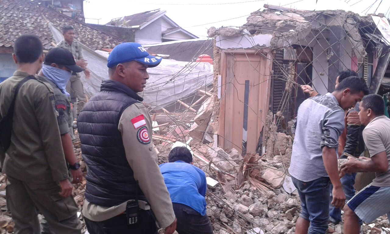Kopassus Bantu Penanganan Bencana Gempa di Bogor. Jalur ke Cisalimat sudah selesai dibuka Kopassus Bantu Penanganan Bencana Gempa di Bogor. Jalur ke Cisalimat sudah selesai dibuka