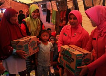 Peduli Korban Gempa, Istri Polisi di Bogor Berikan Bantuan pada Pengungsi