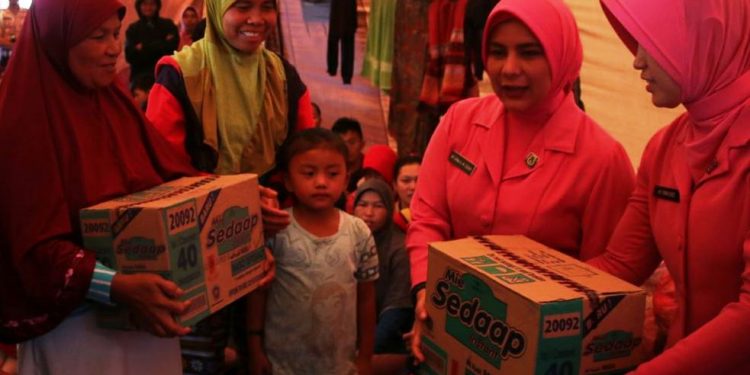 Peduli Korban Gempa, Istri Polisi di Bogor Berikan Bantuan pada Pengungsi Peduli Korban Gempa, Istri Polisi di Bogor Berikan Bantuan pada Pengungsi