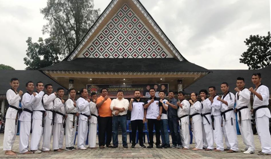 Taekwondo Kian Diminati Kaula Muda di Siantar. Ratusan Atlet Ikuti Latihan Bersama... Taekwondo Kian Diminati Kaula Muda di Siantar. Ratusan Atlet Ikuti Latihan Bersama...