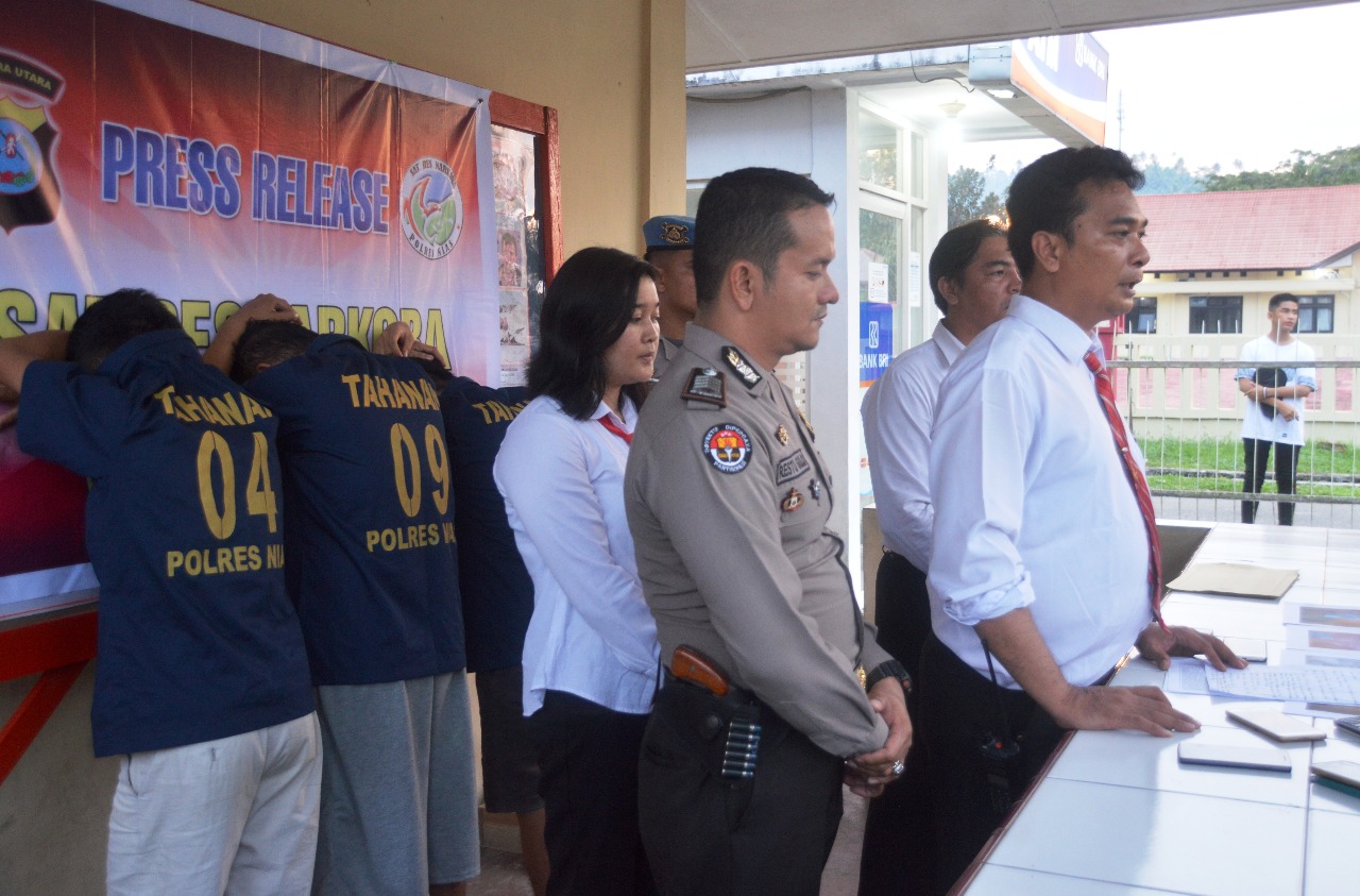 Lagi On di KTV, 13 Orang Diringkus Berikut Ekstasi Lagi On di KTV, 13 Orang Diringkus Berikut Ekstasi
