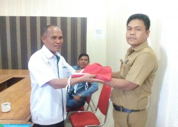 Miris Lihat Bendera Lusuh Dikibarkan di Gedung DPRD, Masyarakat Sumbangkan Bendera Baru