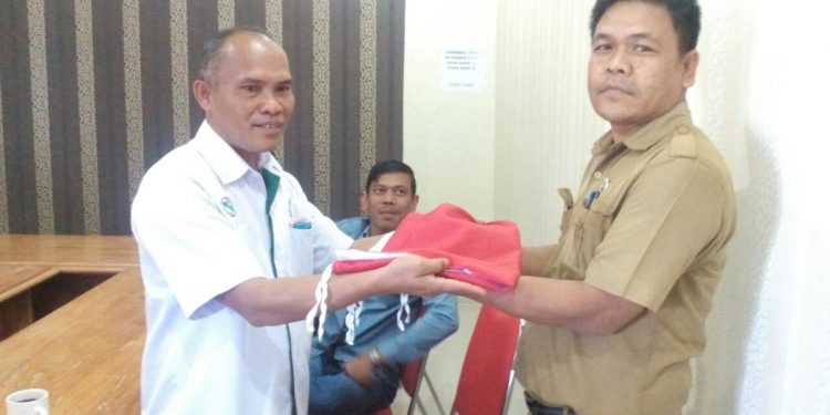 Miris Lihat Bendera Lusuh Dikibarkan di Gedung DPRD, Masyarakat Sumbangkan Bendera Baru Miris Lihat Bendera Lusuh Dikibarkan di Gedung DPRD, Masyarakat Sumbangkan Bendera Baru