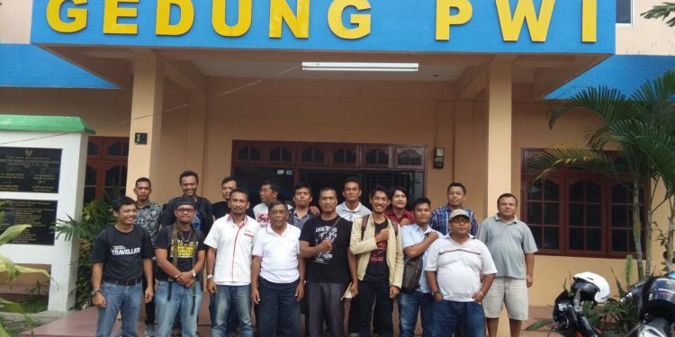 Ketua PWI Siantar Kecam Tindakan Oknum Polisi yang Pukul Wartawan Ketua PWI Siantar Kecam Tindakan Oknum Polisi yang Pukul Wartawan