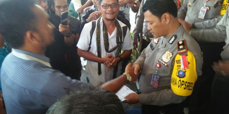 Aksi Damai Wartawan. Wakapolres Minta Maaf, Aiptu AS Sudah Disuruh Guling-Guling... Aksi Damai Wartawan. Wakapolres Minta Maaf, Aiptu AS Sudah Disuruh Guling-Guling...