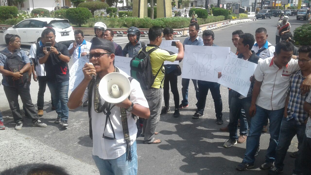 Aksi Damai Wartawan. Wakapolres Minta Maaf, Aiptu AS Sudah Disuruh Guling-Guling... Aksi Damai Wartawan. Wakapolres Minta Maaf, Aiptu AS Sudah Disuruh Guling-Guling...