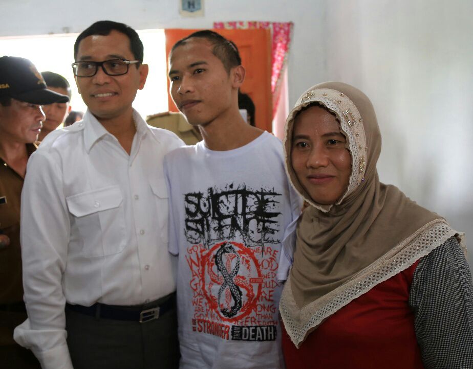 Ia Nyaris Tewas Tersengat Listrik. Terselamatkan Berkat Bantuan JR... Ia Nyaris Tewas Tersengat Listrik. Terselamatkan Berkat Bantuan JR...