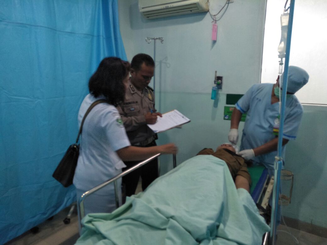 Laka Truk VS Terios, Tiga Orang PNS Luka-luka dan Dilarikan ke Rumah sakit Laka Truk VS Terios, Tiga Orang PNS Luka-luka dan Dilarikan ke Rumah sakit