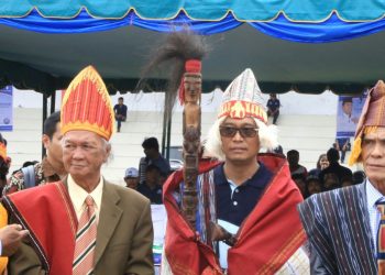 Berangkatkan JR Saragih Jadi Cagub Sumut 2018, Masyarakat Taput Berikan Pakaian Adat Batak Toba