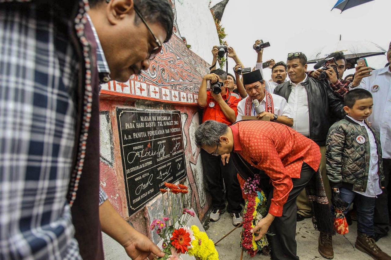 Djoss Jiarah ke Makam Leluhur Nairasaon di Sibisa