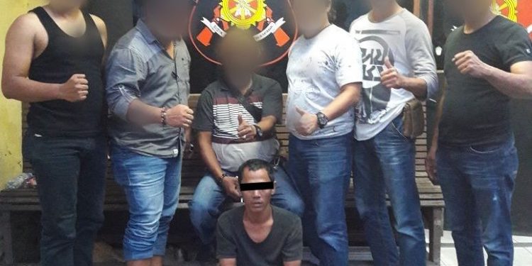 Curi HP di Pasar, Pria Ini Diringkus. Berbagai jenis dan merek HP diamankan.. Curi HP di Pasar, Pria Ini Diringkus. Berbagai jenis dan merek HP diamankan..