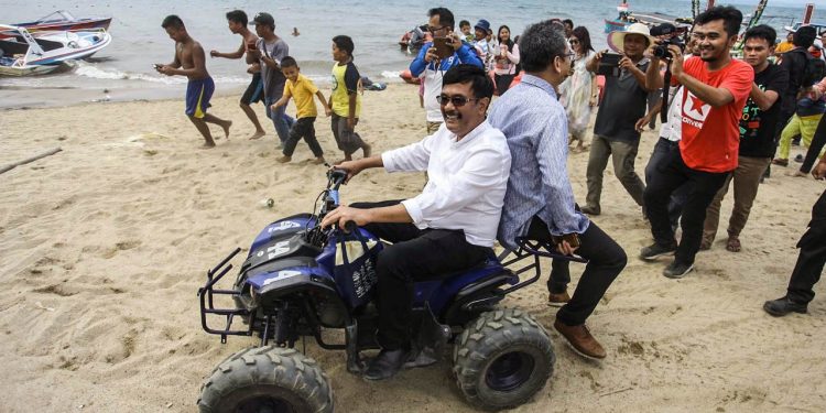 Kompak, Djarot dan Sihar Mengitari Pantai Pasir Putih, Danau Toba dengan ATV