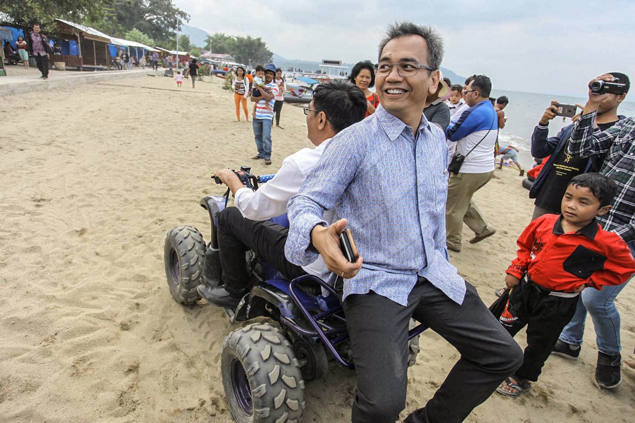Kompak, Djarot dan Sihar Mengitari Pantai Pasir Putih, Danau Toba dengan ATV