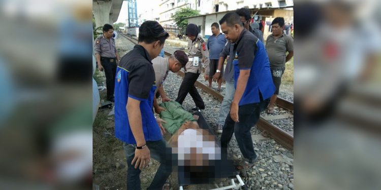 Pria Hiperaktif Ditabrak Kereta Api. Warga Dibikin Heboh..