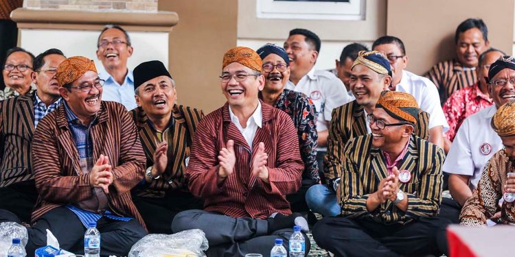Ditetapkan Sebagai Paslon oleh KPU, Djarot dan Sihar Sungkem ke Tokoh Sepuh Pujakesuma Ditetapkan Sebagai Paslon oleh KPU, Djarot dan Sihar Sungkem ke Tokoh Sepuh Pujakesuma