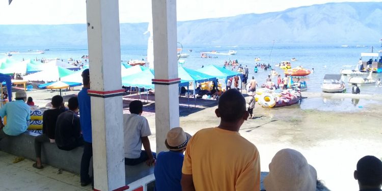 Liburan Imlek, Pasir Putih Parbaba, Danau Toba Ramai Dikunjungi Wisatawan