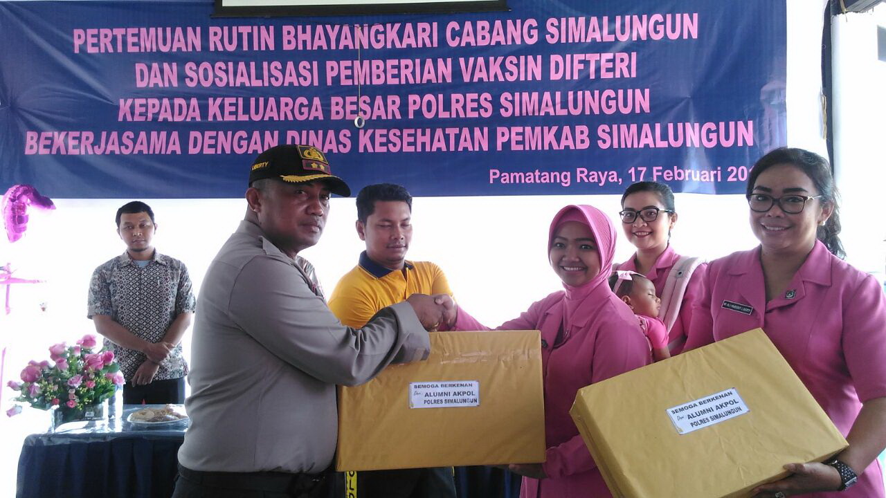 Bhayangkari Simalungun Gelar Vaksinasi Difteri untuk Keluarga Polisi.. Bhayangkari Simalungun Gelar Vaksinasi Difteri untuk Keluarga Polisi..
